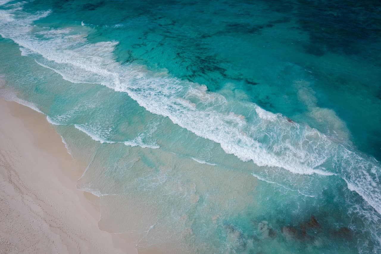 Luftaufnahme von Meer und Strand